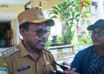 Pj Walikota Jayapura Frans Pekey saat memberikan kerangan kepada awak media usai apel gabungan di kantor Walikota Jayapura. (FOTO ANDIKA PAMAN)