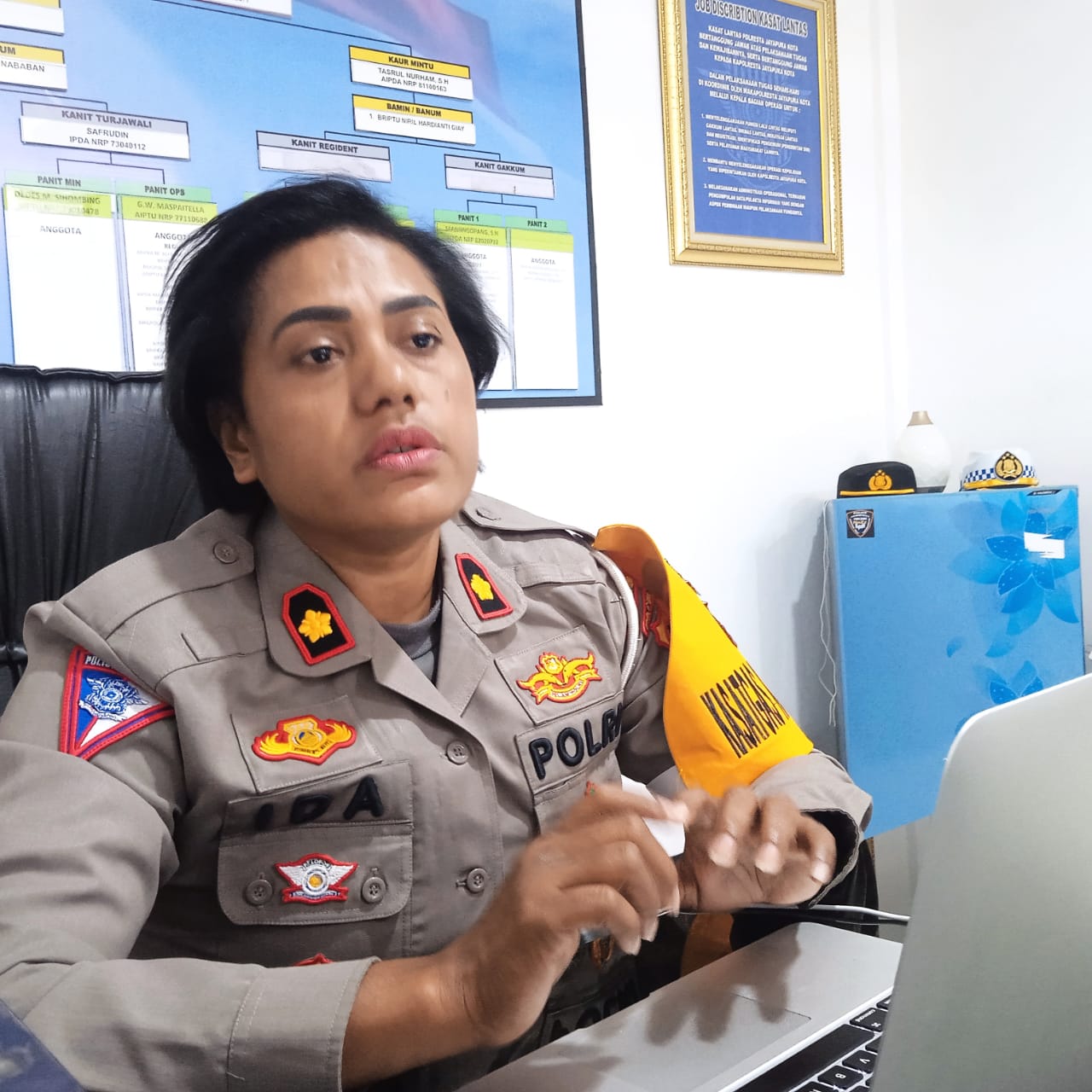 Kepala Satuan Lalu Lintas Polresta Jayapura Kota, Kompol Pollimina Ida Waymramra, S,E S,IK saat memberikan keterangan kepada wartawan nokenlive.com di ruang kerjanya.(FOTO ADIKA PAMAN)