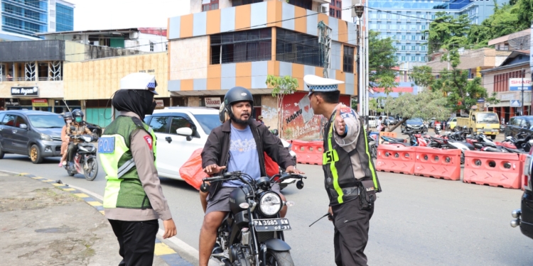 Anggota Satlantas Polresta Jayapura Kota saat operasi ketupat 2023. (FOTO HUMAS)