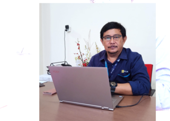 Manajer UP3 PLN Area Jayapura, Yohanis Sudarmono saat memberikan keterangan kepada wartawan di ruang kerjanya. (FOTO ANDIKA PAMAN)