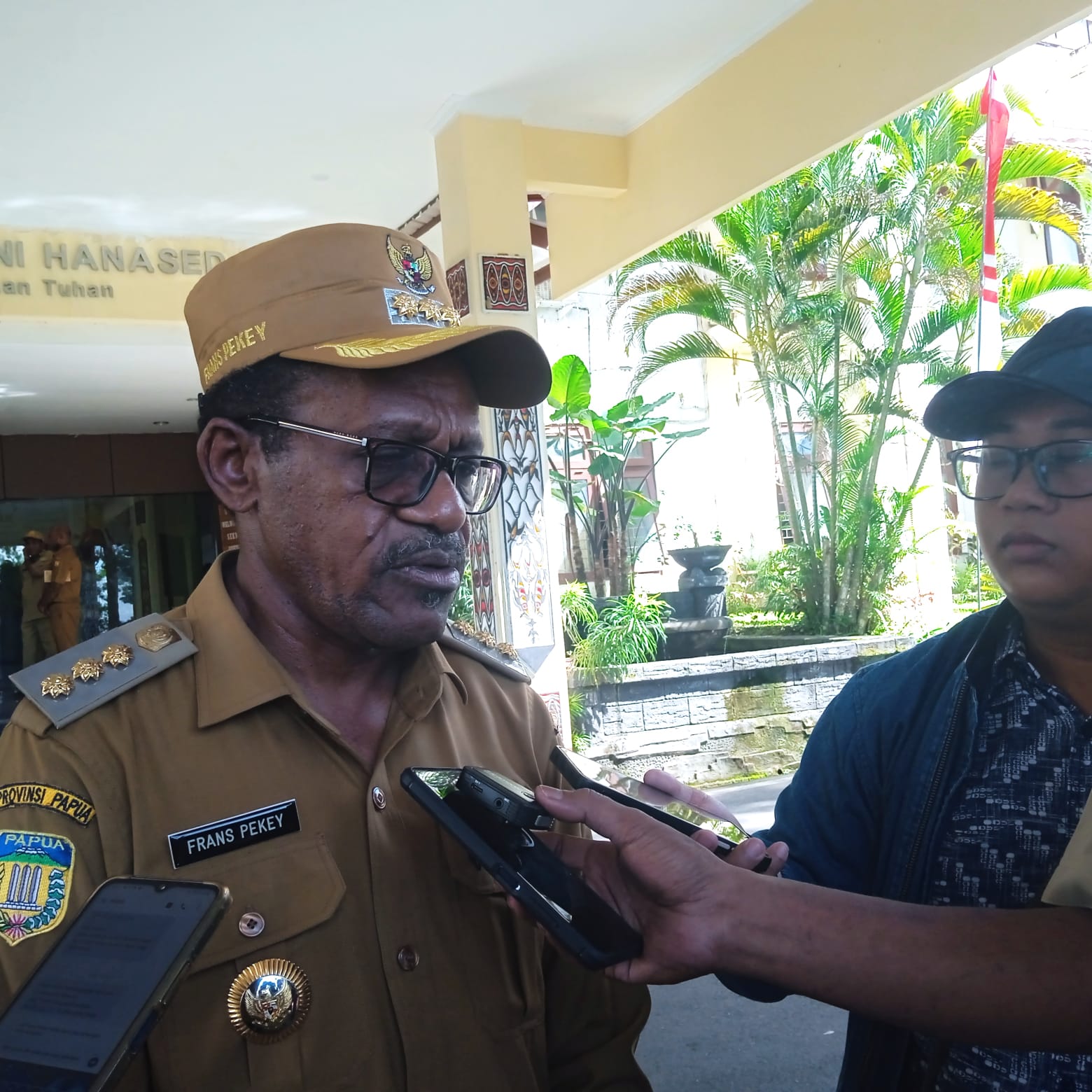 Penjabat Walikota Jayapura, Frans Pekey saat memberikan keterangan kepada wartawan.(FOTO ANDIKA PAMAN)