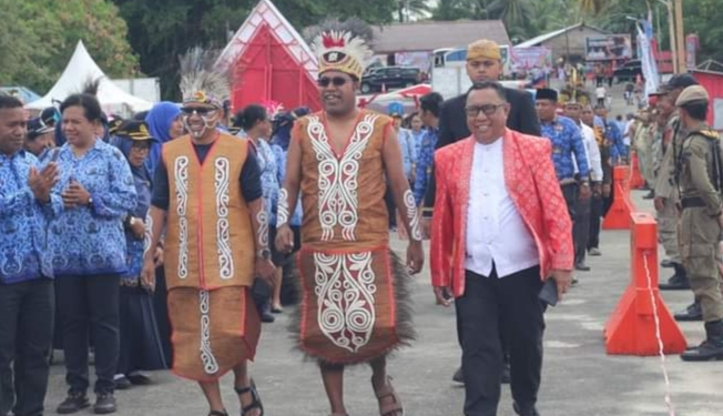 Bupati Biak Numfor, Herry Aryo Naap (tengah), Sekda kabupaten Biak Numfor (kanan) dan Kepala Dinas Pendidikan dan Kebudayaan Kabupaten Biak Numfor, Kamaruddin (kiri).(FOTO LISA R.)
