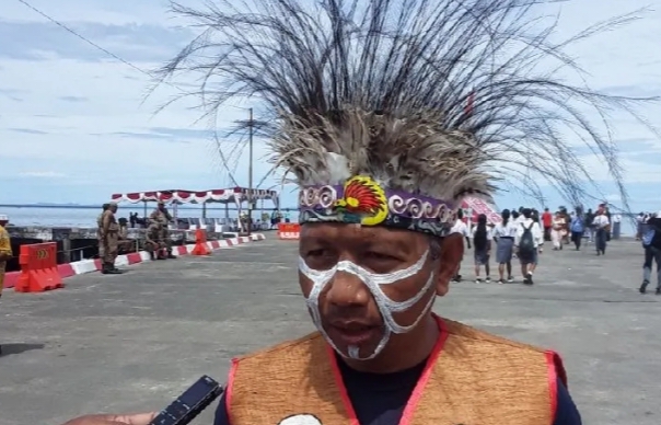 Kepala Dinas Pendidikan dan Kebudayaan Kabupaten Biak Numfor, Kamaruddin saat memberikan keterangan kepada wartawan. (FOTO LISA R.)