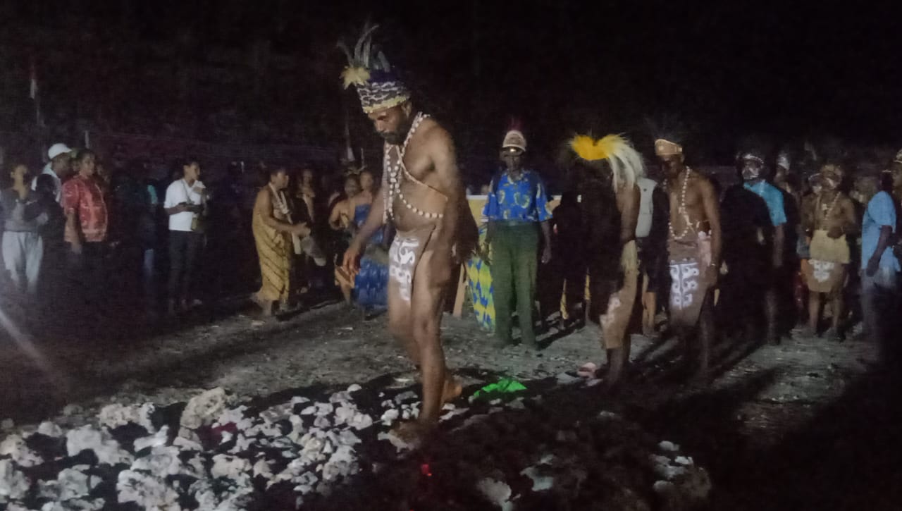 Apen Beyeren berjalan di atas batu panas tanpa menggunakan alas kaki