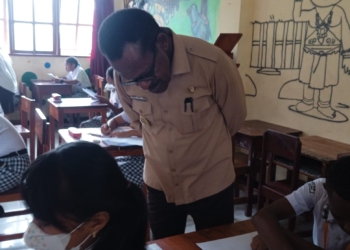 Pj Walikota Jayapura Pantau UAS SD di Kota Jayapura