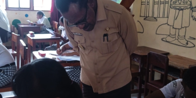 Pj Walikota Jayapura Pantau UAS SD di Kota Jayapura