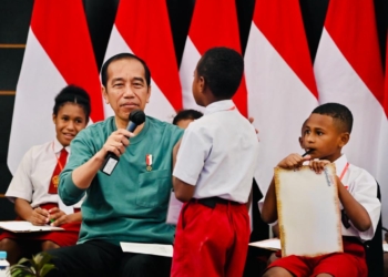 Hari Kedua Kunjungan, Presiden Jokowi Uji Kemampuan Berhitung Anak – Anak Papua