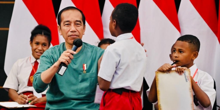 Hari Kedua Kunjungan, Presiden Jokowi Uji Kemampuan Berhitung Anak – Anak Papua