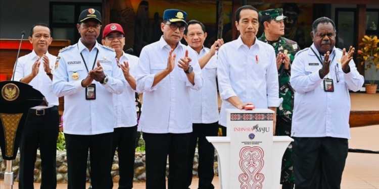Presiden Resmikan Pengembangan Bandara Ewer di Asmat