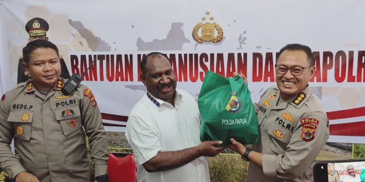 Polri Salurkan Bantuan untuk Warga Terdampak Bencana di Puncak