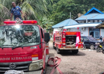 Damkar Kota Jayapura Tangani Kebakaran Kantor Kimia Farma Entrop