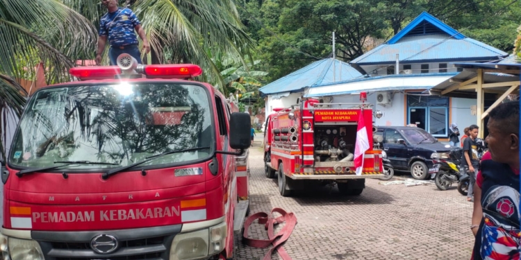 Damkar Kota Jayapura Tangani Kebakaran Kantor Kimia Farma Entrop