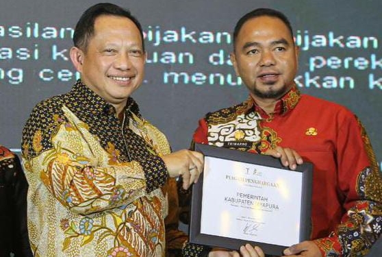 Pj Bupati Jayapura Terima Penghargaan Kepala Daerah Inovatif dari Tempo