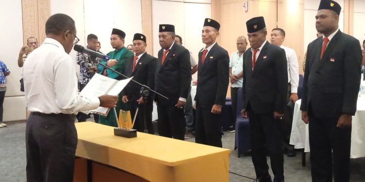 Penjabat Walikota Jayapura Lantik Anggota Bamuskam Kampung Tobati