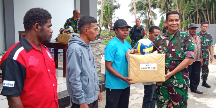 TNI Serahkan Bantuan Sarana Olahraga Kepada Masyarakat di SKouw