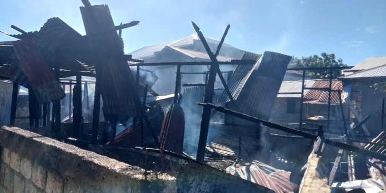 Diduga Kosleting Listrik, Dua Unit Rumah Tinggal Ludes Terbakar Di Entrop Jayapura Selatan