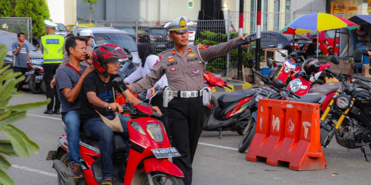 Polisi Razia di Kota Jayapura 73 Pengendara Tanpa Helm SNI di Tegur