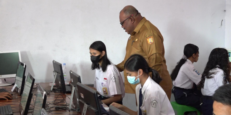 Pelaksanaan ANBK, Pj Sekda Kota Jayapura Monitoring di Dua SMP