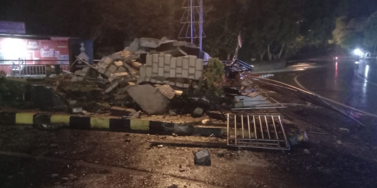 Tugu Harmoni Award Pemkot Jayapura Hancur Lebur Dihantam Truck