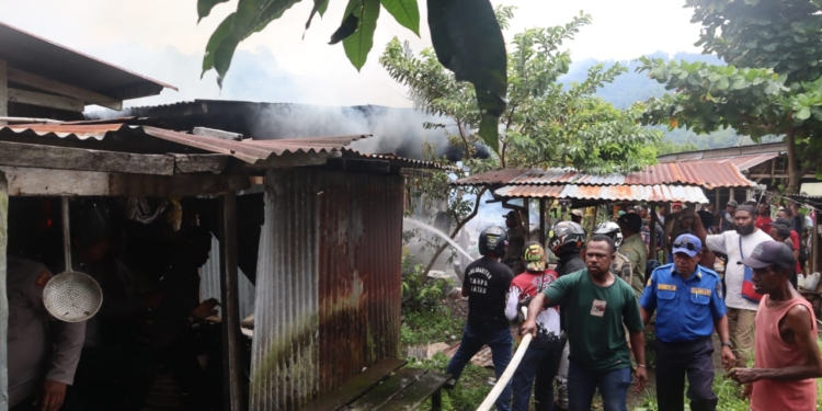 Kebakaran Dasyat Hanguskan 8 Rumah di Kampung Warari, Distrik Yapen Selatan