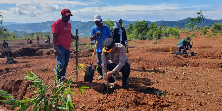 Polri Bersinergi Dengan Pemkot Jayapura, Tanam 1.000 Pohon di Lokasi TPU Buper