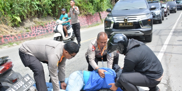 Bertindak Sigap, Wakapolda Bantu Warga Kecelakaan Lalu Lintas di Kota Jayapura