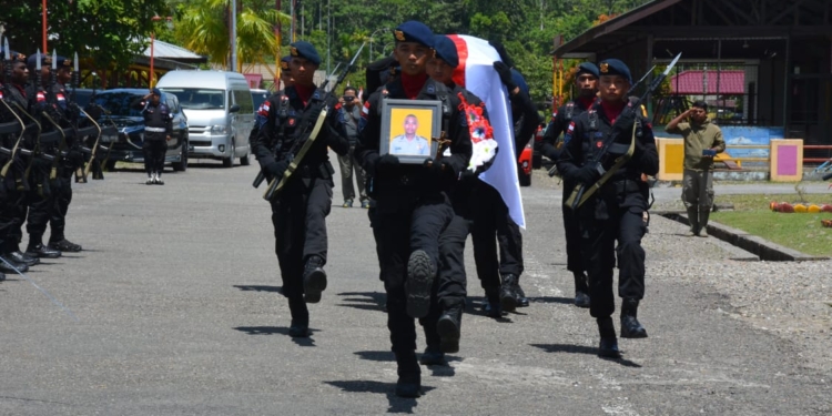 Gugur di Intan Jaya, Bharada Bonifasius Dikebumikan di Kampung Halamannya Di Flores