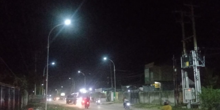Wujudkan Program Nabire Terang, Bupati Nabire  Resmikan PJU Di Jalan Kalibobo