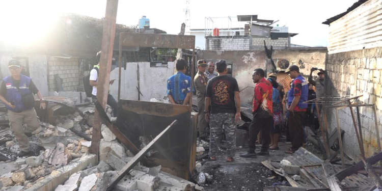 Dalam Kesibukan Tugas, Pj Walikota Jayapura Sempatkan Waktu Sambangi Korban Kebakaran Di Tanah Hitam Distrik Abepura.