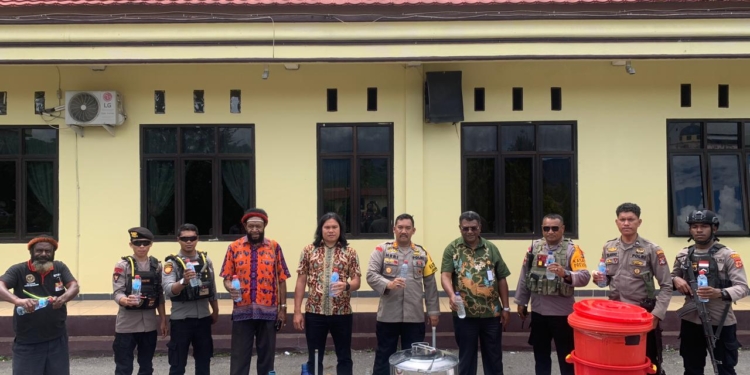 Razia Tempat Pembuatan Miras, Aparat Polres Jayawijaya Amankan Ratusan Liter Miras Jenis CT