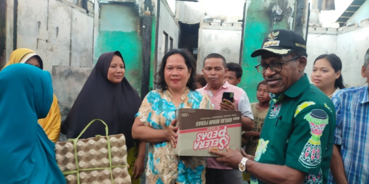 Sambangi Warga Korban kebakaran Di Belakang Hotel Bunga Youtefa, Pj Walikota Salurkan Bantuan Sembako