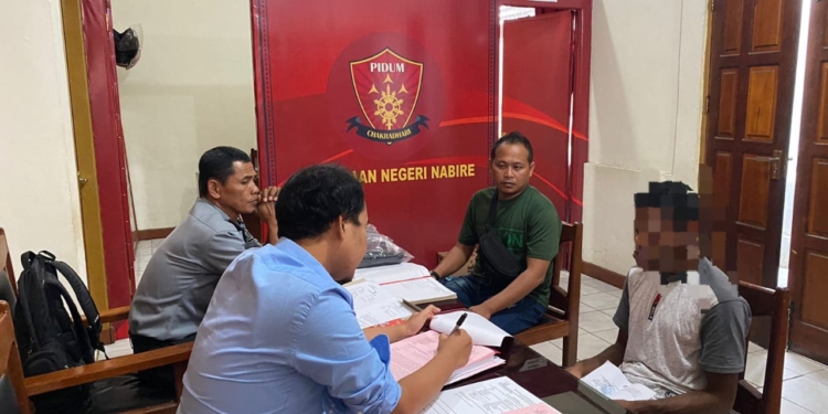 Satreskrim Polres Nabire Serahkan TSK Serta BB Tindak Pidana Pengancaman Dan Pemerkosaan Ke Kejari Nabire