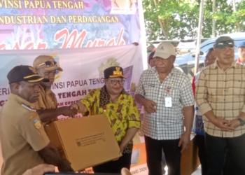 Program Papua Tengah Terang, Pemprov Papua Tengah Serahkan 950 Unit LPSE Untuk 8 Kabupaten