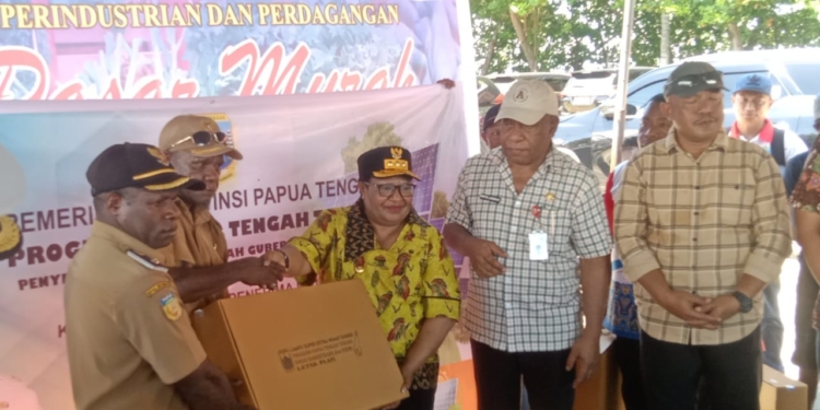 Program Papua Tengah Terang, Pemprov Papua Tengah Serahkan 950 Unit LPSE Untuk 8 Kabupaten