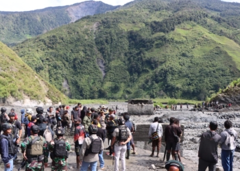 PJ. Bupati Didampingi Kapolres Puncak Jaya Meninjau Lokasi  Banjir Bandang