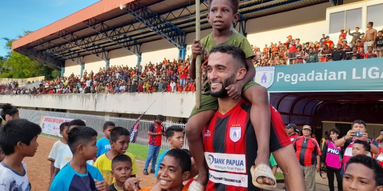 Gol Tunggal Enzo Celestine Bawa Persipura Jayapura Menang Atas Tim PSCS Cilacap