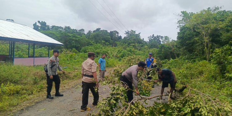 Polsek Numfor Barat Dan Warga Bersihkan Pemalangan Di Jalan Numfor Barat