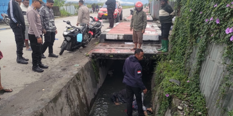 Polisi Jayawijaya Mengevakuasi Jenazah Tidak Beridentitas
