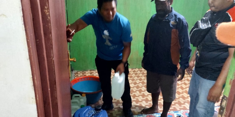Di Jalan Hom-Hom, Kota Wamena, Aparat Polsek Amankan Puluhan Liter Miras Lokal