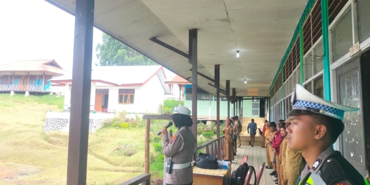 Budayakan Tertib Berlalu Lintas Sejak Dini Satlantas Polres Sambangi SMA N 1 Tiom