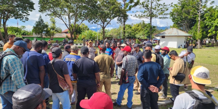 Warga Merusak Kantor DPRD Dan Melukai Anggota KPU Jayawijaya