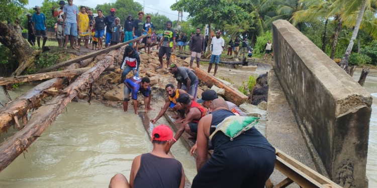 Di Merauke, Warga Dan Aparat TNI Polri Gotong Royong Perbaiki Jembatan Rusak Akibat Cuaca Ekstrem