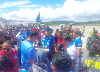 Tiba Di Biak,  Ruben Sanadi Dan Kolega Di Sambut Bupati Biak Dan Warga Dengan Pengalungan Bunga Dari Bupati