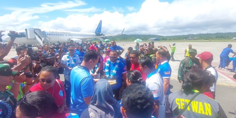 Tiba Di Biak, Ruben Sanadi Dan Kolega Di Sambut Bupati Biak Dan Warga Dengan Pengalungan Bunga Dari Bupati