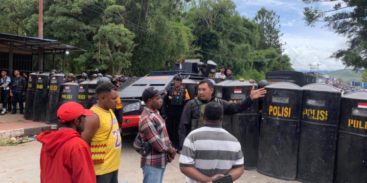 Polres Jayawijaya Di Bantu Personel BKO Brimob Polda Bubarkan Massa Di Depan Kantor KPU Kab. Jayawijaya