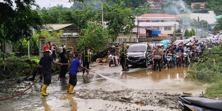 Polresta Lakukan Evakuasi Pohon Tumbang Dan Material Banjir Di PTC
