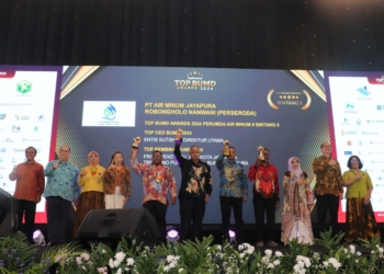 Frans Pekey Terima Penghargaan Sebagai TOP Pembina BUMD Thn 2024