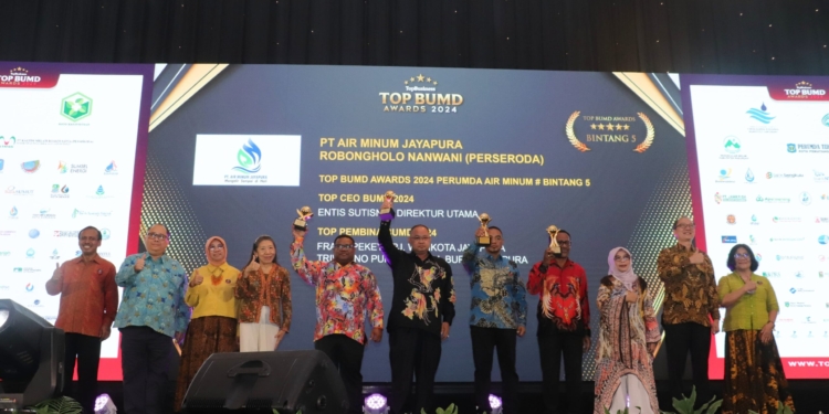 Frans Pekey Terima Penghargaan Sebagai TOP Pembina BUMD Thn 2024