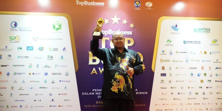 PT. Air Minum Jayapura Raih Penghargaan Top BUMD Awards Bintang 5