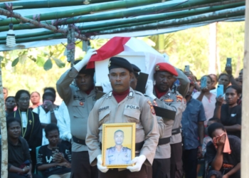 Kapolres Supiori Pimpin Upacara Pemakaman Brigadir Kelyopas Anggresu
